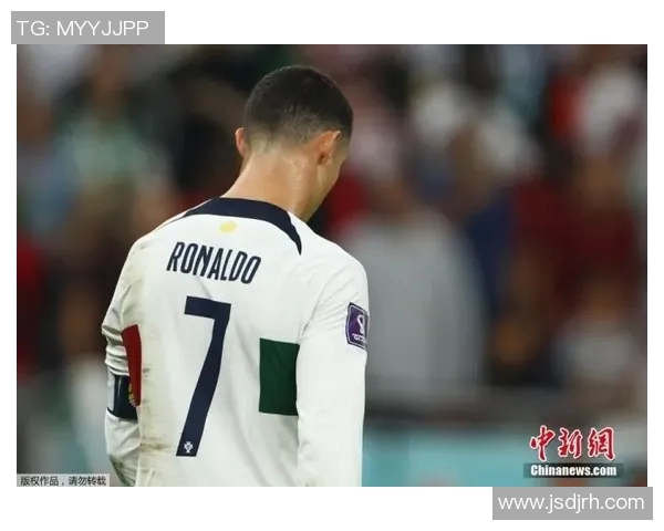 足球明星退役时泪流满面感人瞬间回顾与球迷的深情告别 足球明星退役时泪流满面感人瞬间回顾与球迷的深情告别